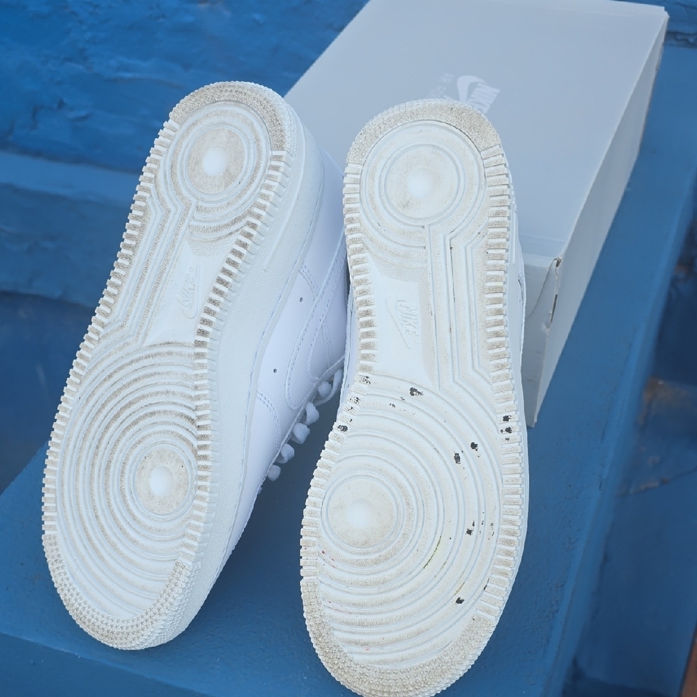 Nike Women's White Sneakers - Picture 7 of 8